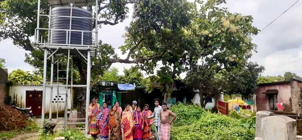East Singhbhum News : बरसात में कुआं का पानी पीने को विवश हैं 30 सबर परिवार