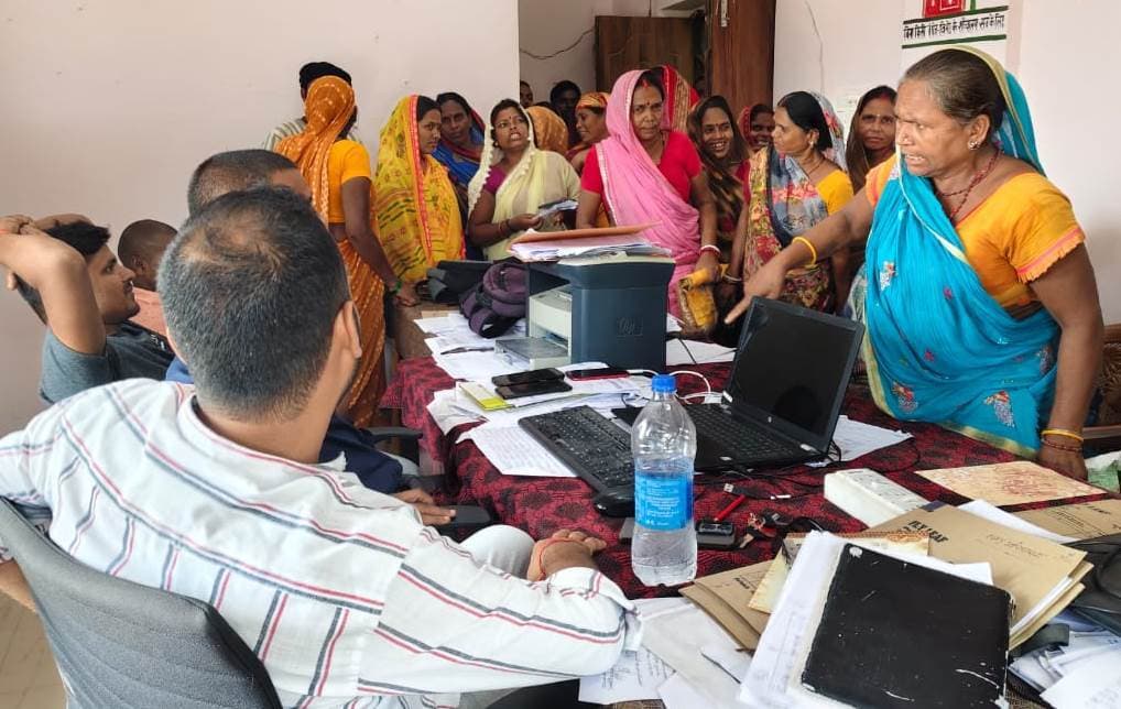 Bhagalpur news शौचालय प्रोत्साहन राशि नहीं मिलने से लाभुकों का हंगामा