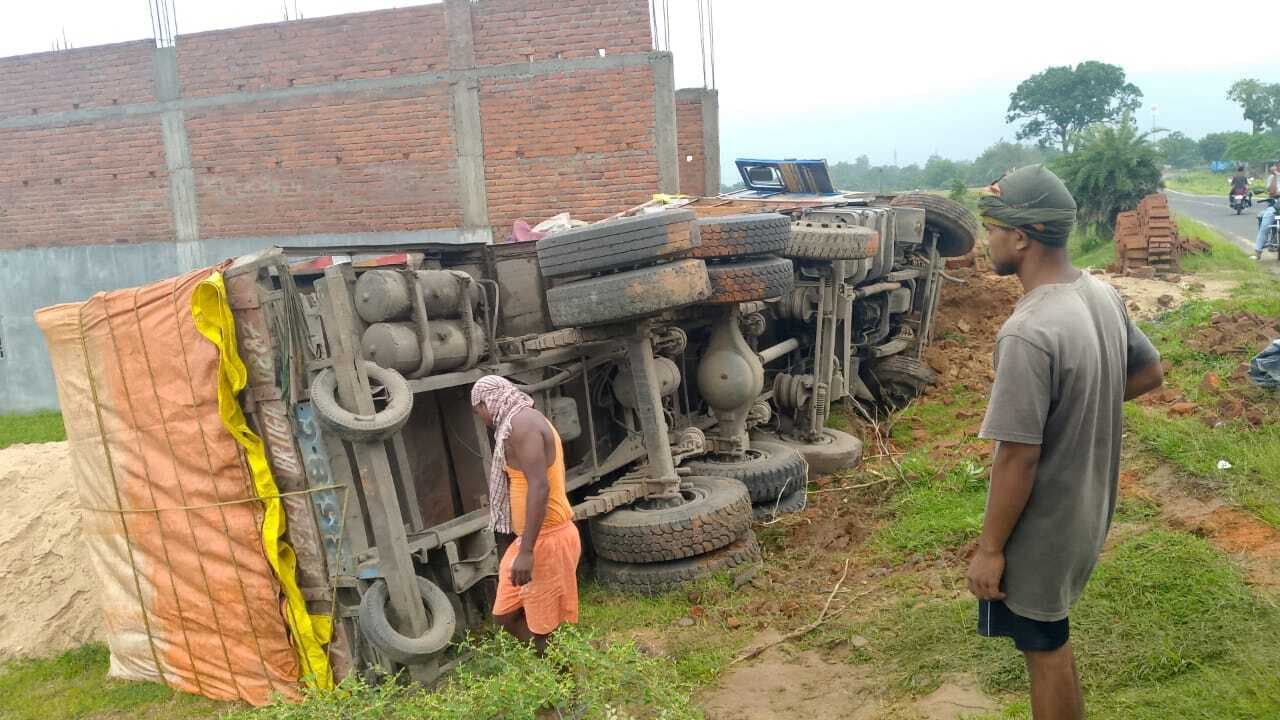 Giridih News: चावल लदा ट्रक छोटकी खरकडीहा में मकान से टकरा कर पलटा, बचे चालक-खलासी