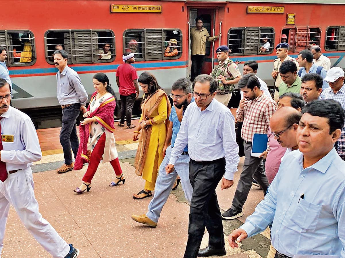 Rourkela News : रेलवे के जर्जर क्वार्टरों व कॉलोनी की सड़कों को दुरुस्त करने की मांग उठी