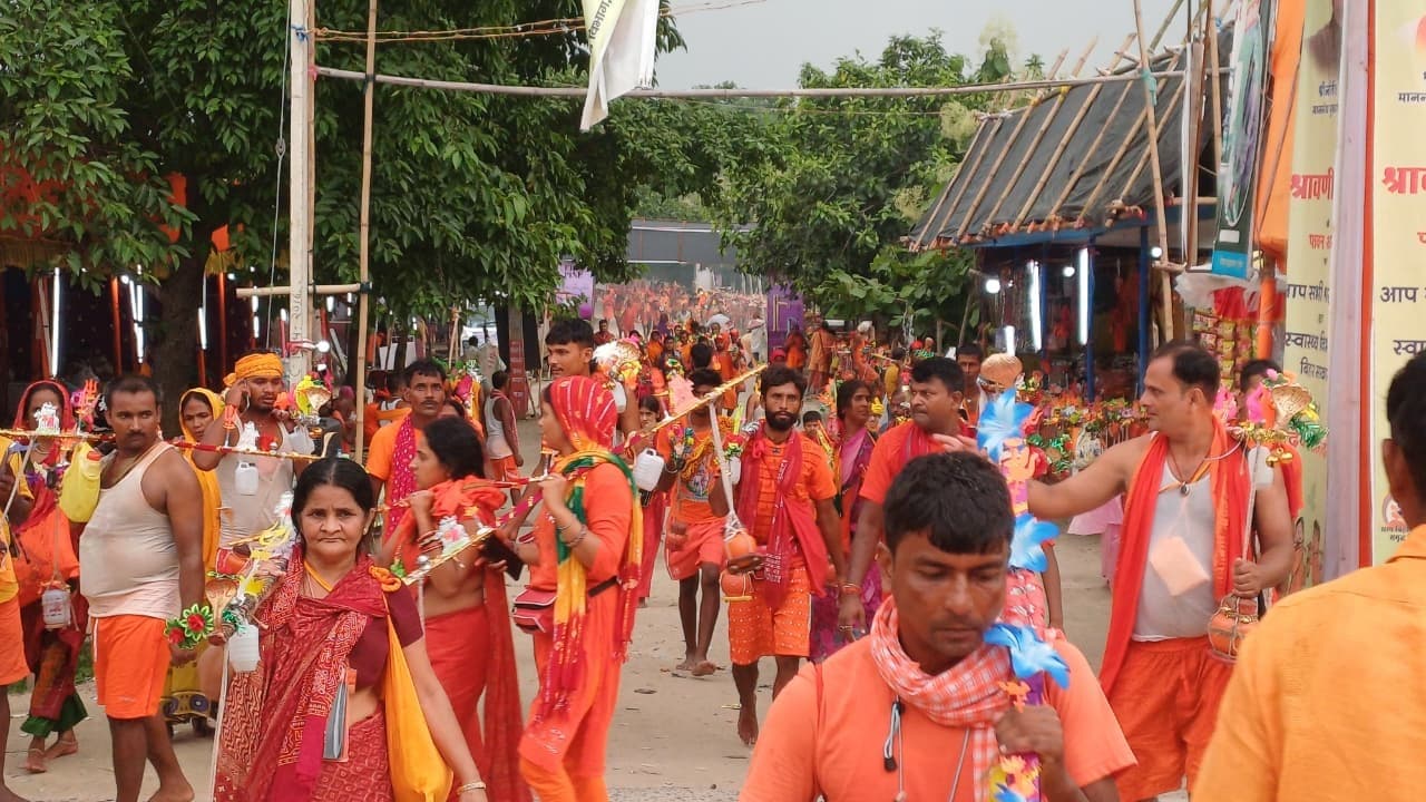 भादो माह में भी कांवरियाें की पैदल यात्रा जारी, सुविधा नदारद