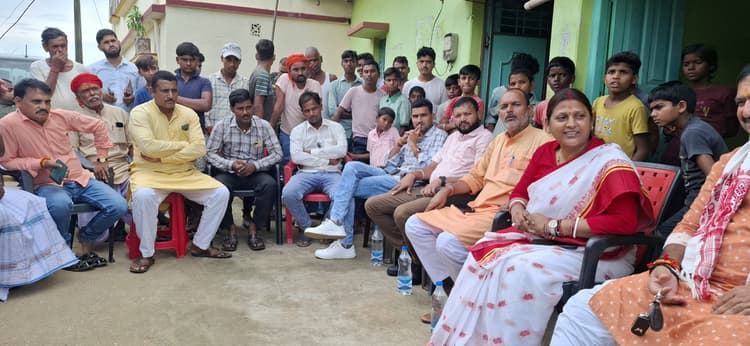 Giridih News: जमुआ विधायक पीड़ित छात्राओं व परिजनों से मिलीं, न्याय का दिया भरोसा