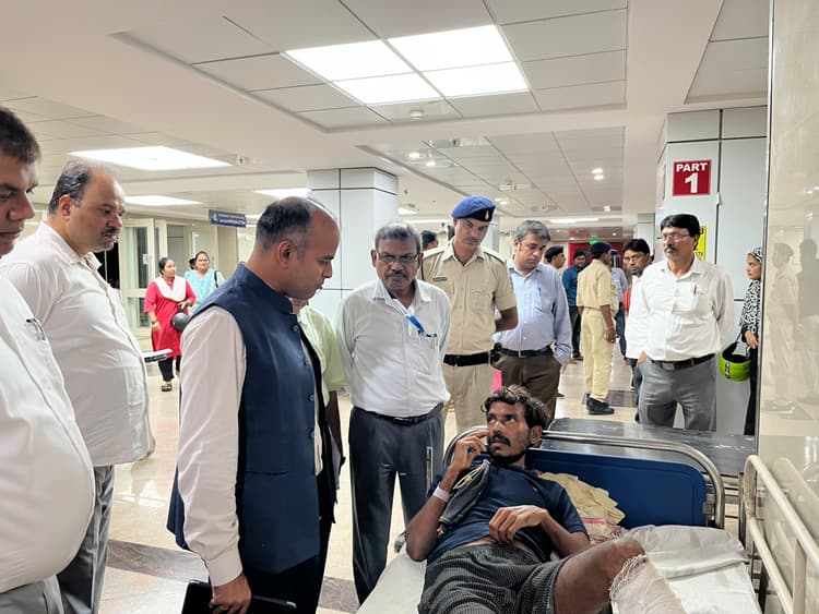 Jamshedpur News : डीसी ने एमजीएम का किया औचक निरीक्षण, मरीजों ने बताया- जनरल वार्ड में रात में नहीं रहते हैं डॉक्टर