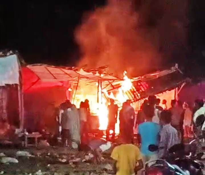 Bhagalpur news गैस सिलिंडर ब्लास्ट करने से चाय दुकान में लगी आग, हजारों का नुकसान