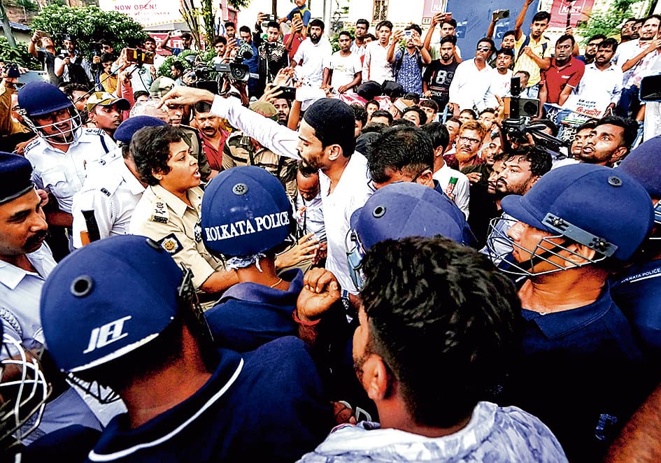 धर्मतला में आइएसएफ के प्रदर्शन के दौरान भारी हंगामा