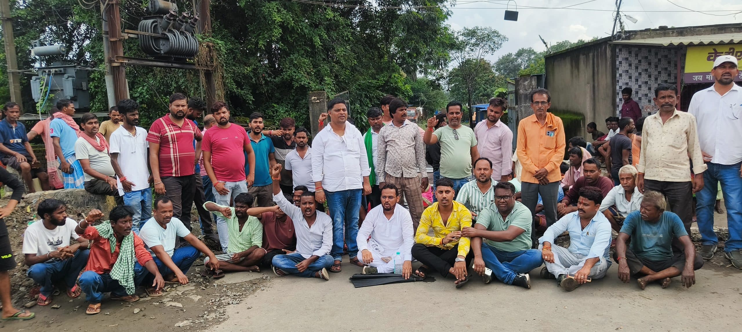 Dhanbad News: पथ निर्माण कंपनी के बाहर गार्ड का शव मिला, हंगामा