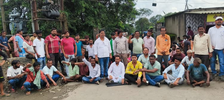 Dhanbad News: पथ निर्माण कंपनी के बाहर गार्ड का शव मिला, हंगामा