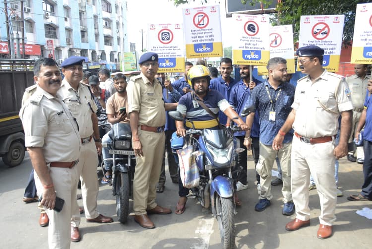Dhanbad News: ट्रैफिक विभाग ने बांटे हेलमेट, चलाया अभियान