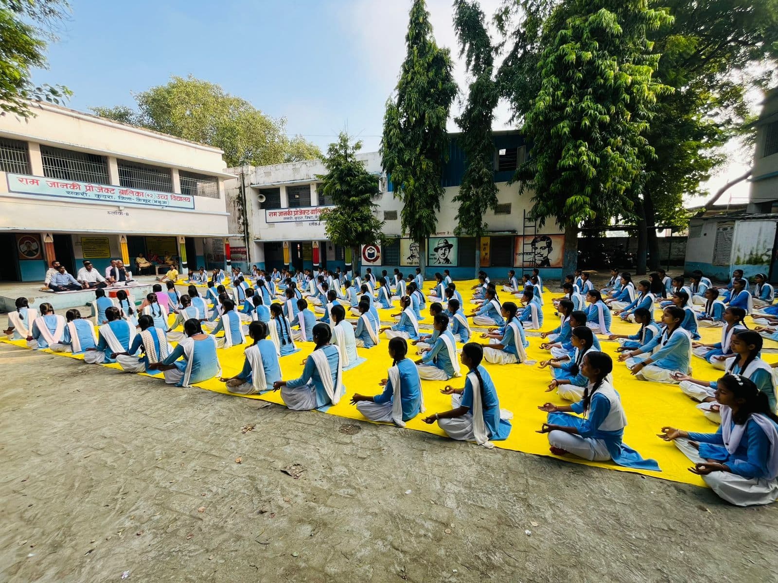 छात्र-छात्राओं ने याेगाभ्यास कर स्वस्थ्य रहने के सीखे गुर