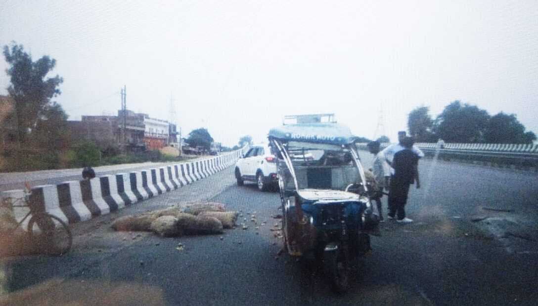 पिकअप की टक्कर से इ-रिक्शा चालक घायल, रेफर