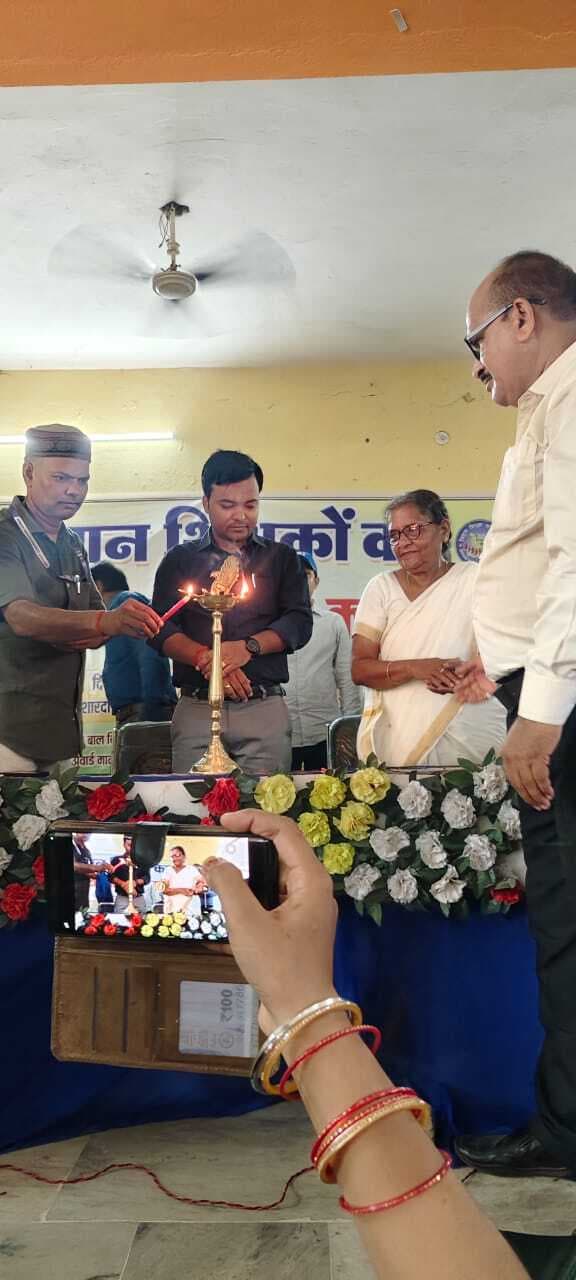 शिक्षकों को इंस्पायर अवार्ड व पीपीटी समय पर तैयार करने के गये टिप्स