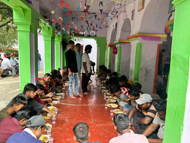 भंडारे में सैकड़ों श्रद्धालुओं ने ग्रहण किया प्रसाद