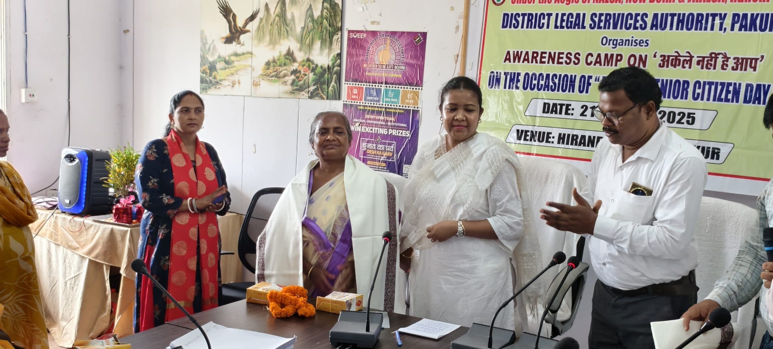 विश्व बुजुर्ग डे पर वृद्धों को शॉल ओढ़ाकर किया सम्मानित