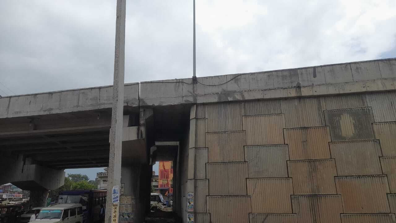 रजौली फ्लाइओवर में पड़ी दरारें, बड़े हादसे का खतरा