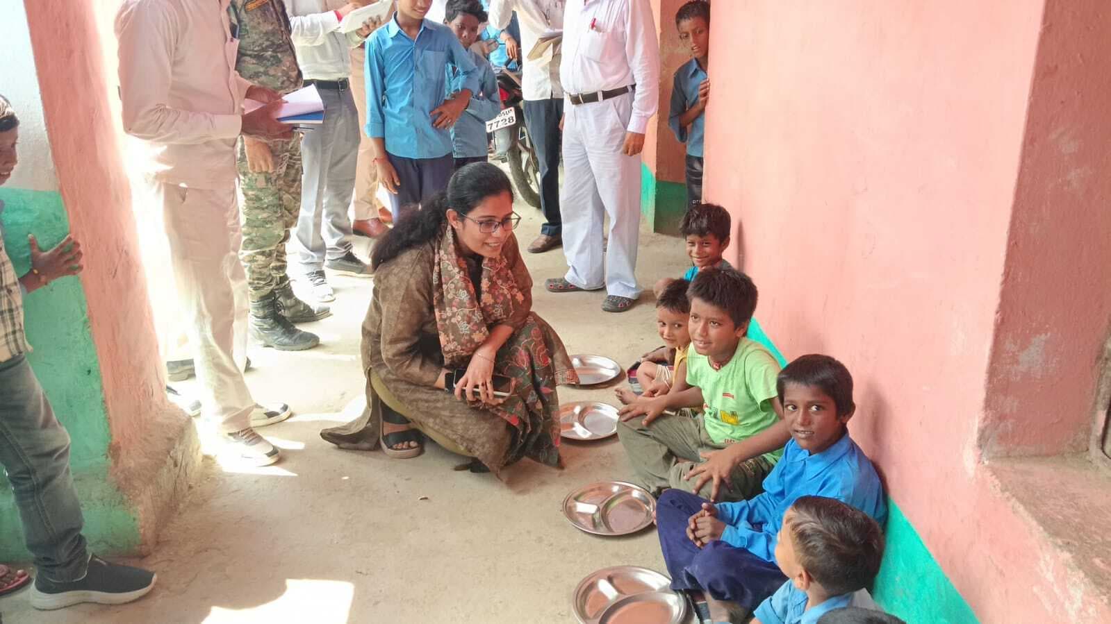 Motihari: विद्यालय पहुंच एसडीओ ने बच्चों से जाना एमडीएम का हाल