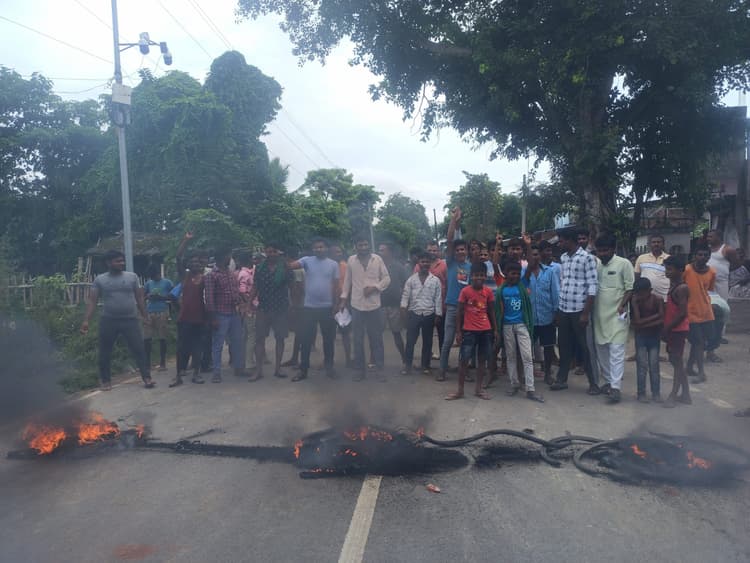 बिजली संकट से परेशान उपभोक्ताओं ने सुपौल-सिंहेश्वर मार्ग किया जाम, अधिकारियों ने दिया आश्वासन