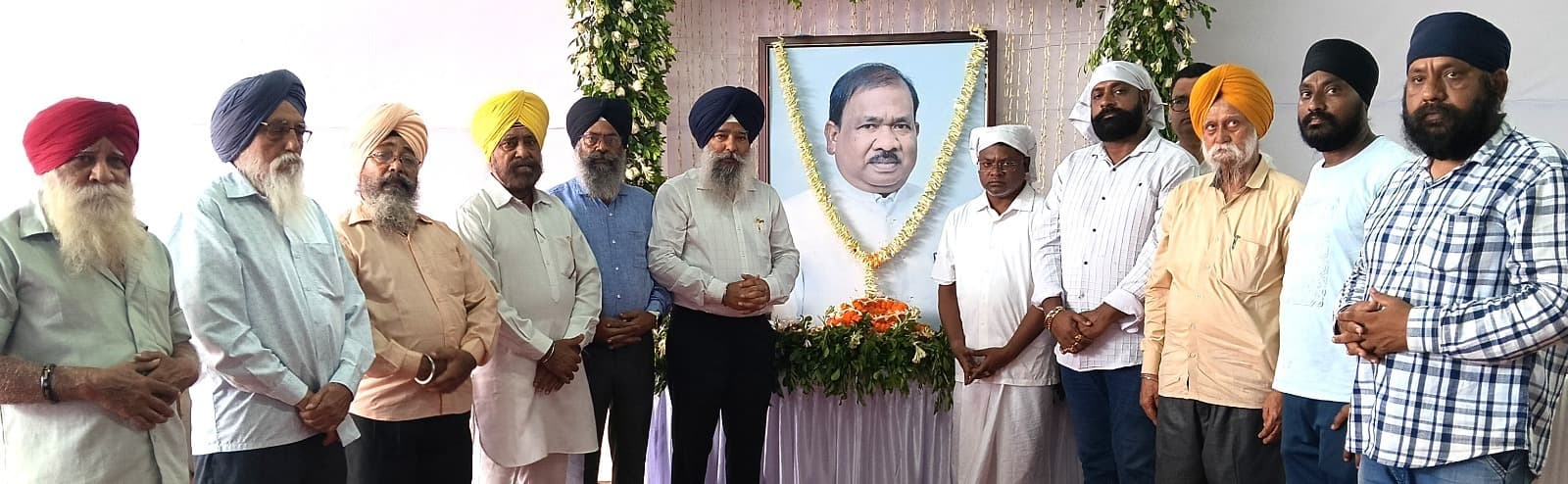 Jamshedpur news. साकची गुरुद्वारा कमेटी ने रामदास सोरेन को श्रद्धांजलि अर्पित कर जताया दुख