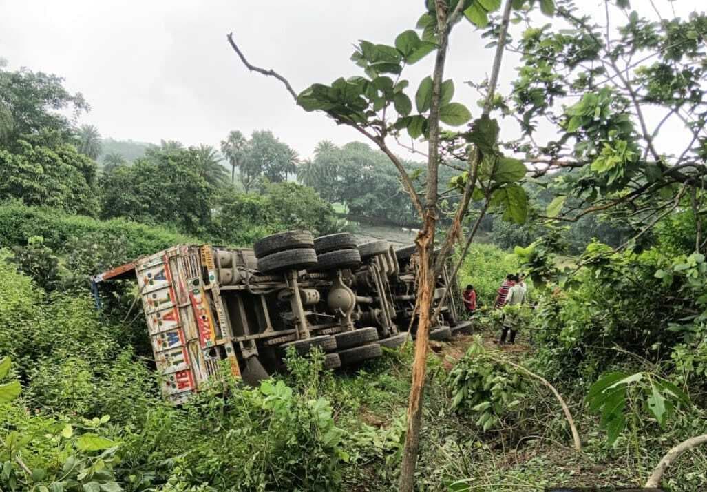 ट्रक पलटा, बच गयी चालक-खलासी की जान
