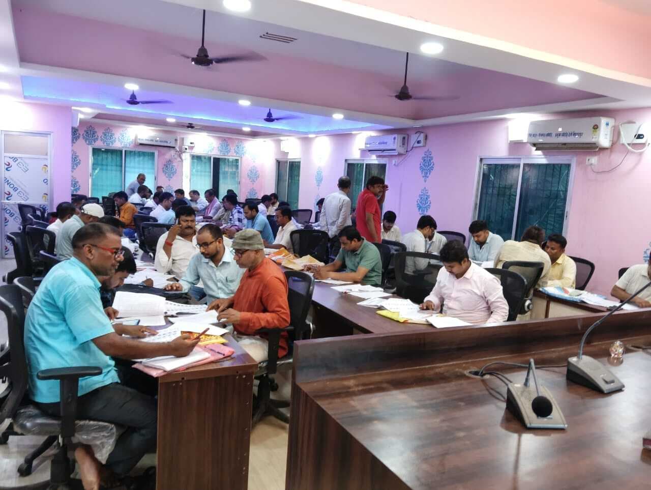 बैकुंठपुर में शत-प्रतिशत मतदाता पुनरीक्षण प्रपत्र की अपलोडिंग को लेकर लगा शिविर