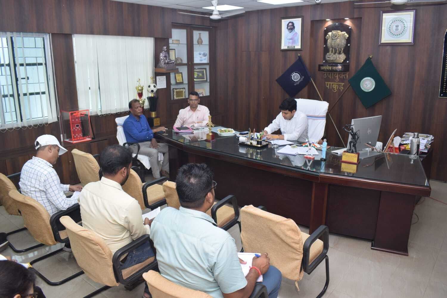 पेंडिंग जमीन म्यूटेशन के आवेदनों का करें निष्पादन : डीसी