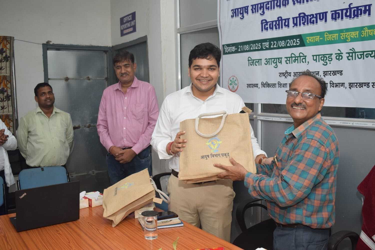 स्वास्थ्य पदाधिकारियों के बीच एप्रन व आयुष किट वितरित