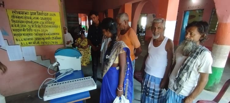मतदाताओं को दिया जा रहा इवीएम प्रशिक्षण