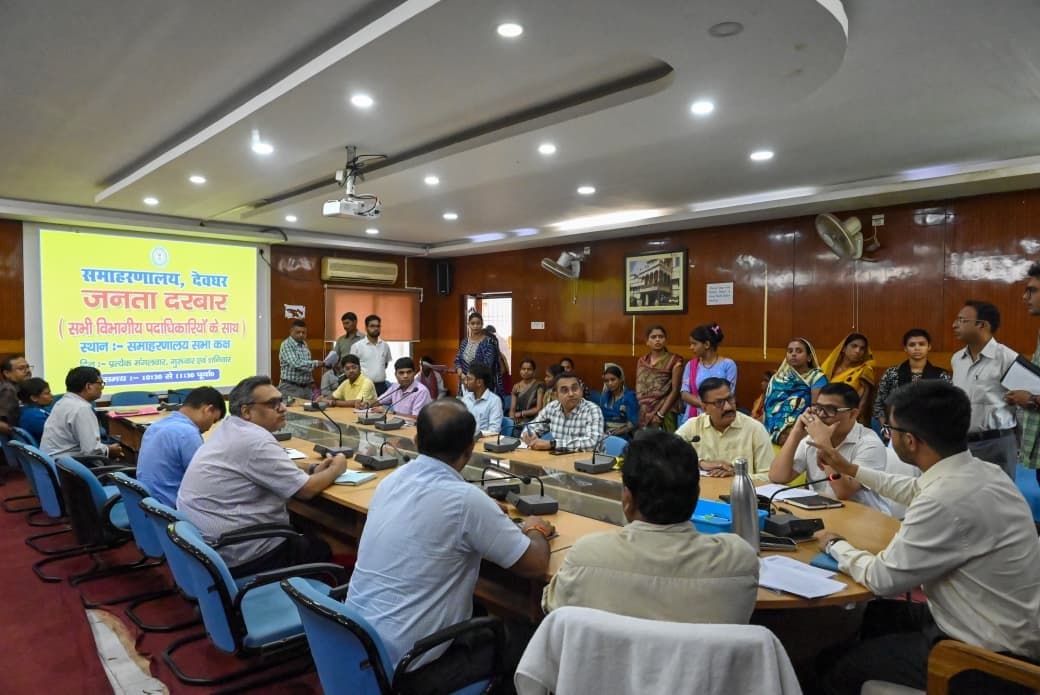 Deoghar News : सभी शिकायतों का समाधान एक हफ्ते में करें अधिकारी : डीसी