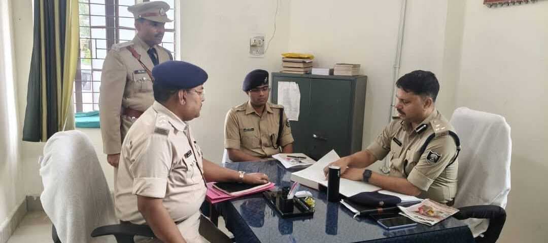 डीआईजी ने कोढ़ा अंचल का किया निरीक्षण, लंबित कांडों की समीक्षा कर दिये निर्देश