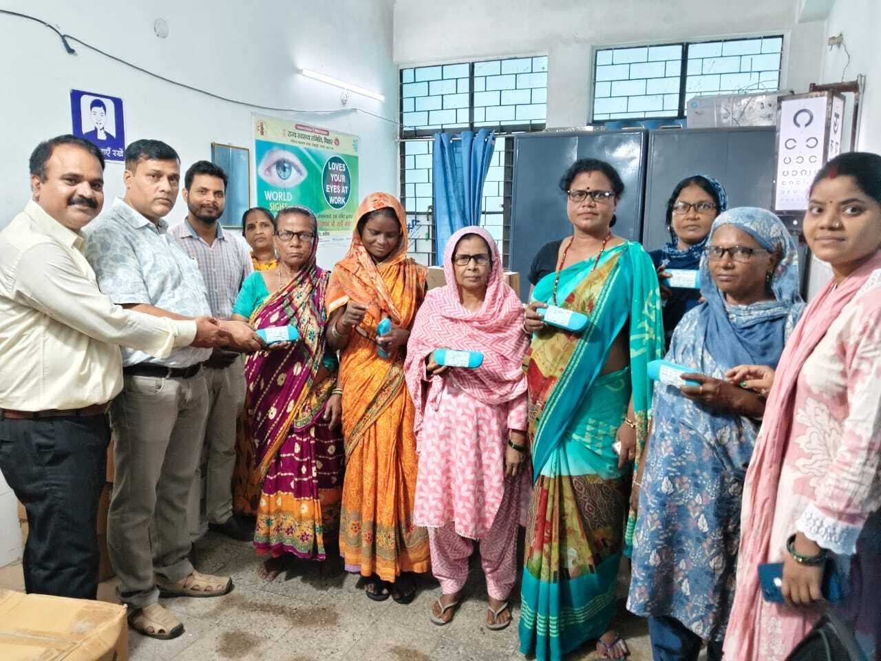 नेत्र रोगियों के बीच चश्मा का वितरण