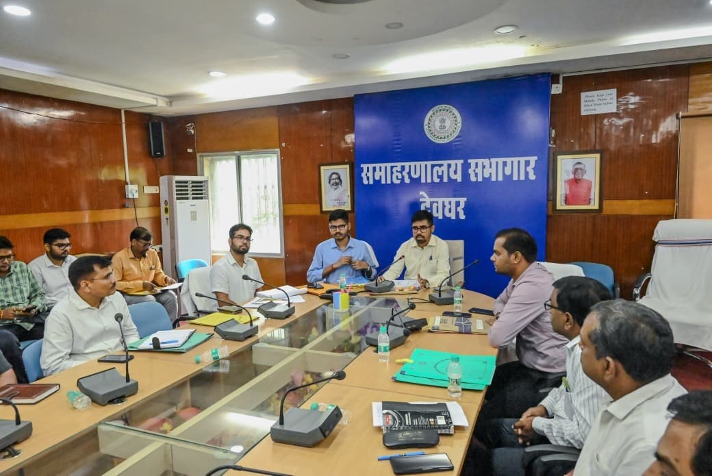 Deoghar News : समय पर और गुणवत्तापूर्ण विकास कार्य करें, लापरवाही बर्दाश्त नहीं : डीसी