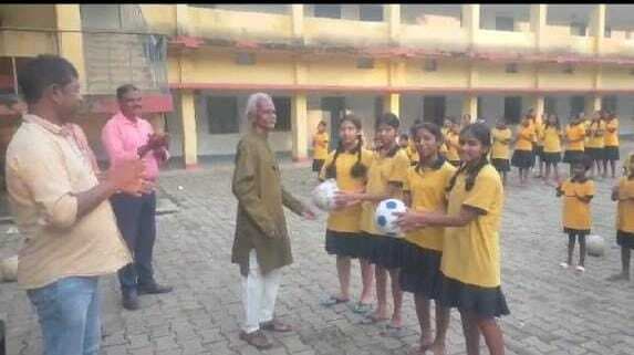 Jamshedpur news. परगना व पारानिक ने प्री-मैट्रिक कोचिंग सेंटर का निरीक्षण किया