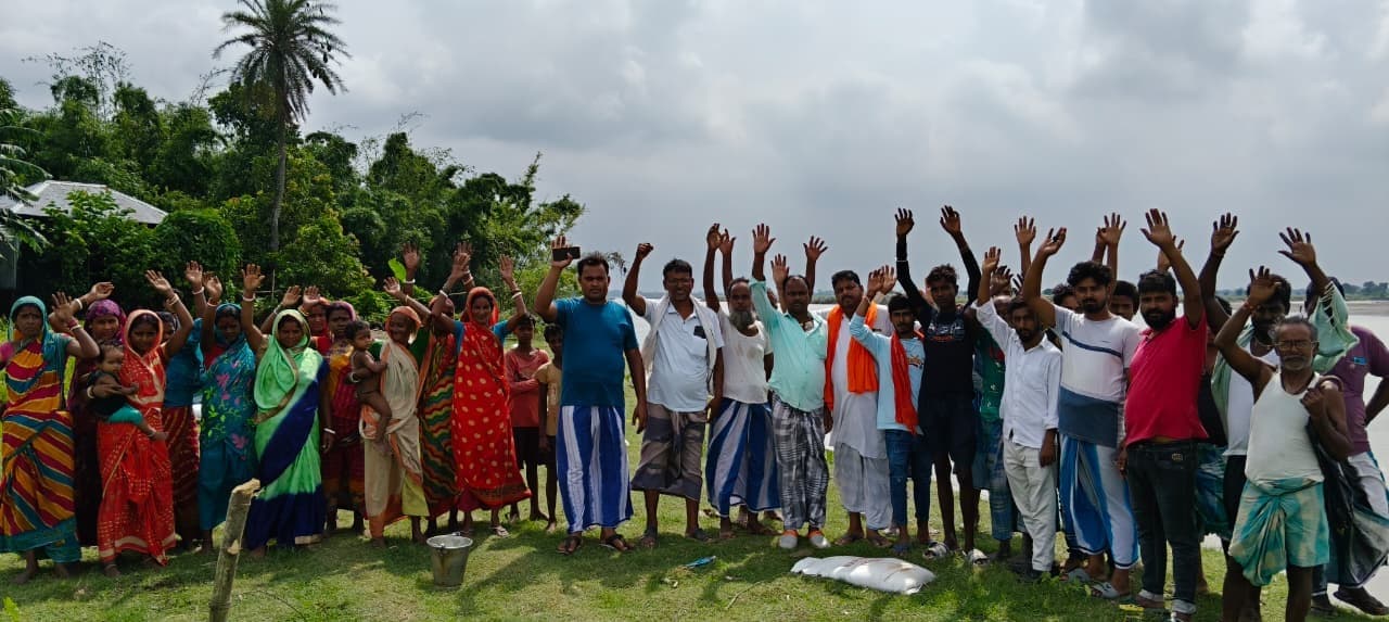 शेखपुरा में महानंदा से कटाव से तीन घर नदी में समाये, 80 परिवारों पर खतरा