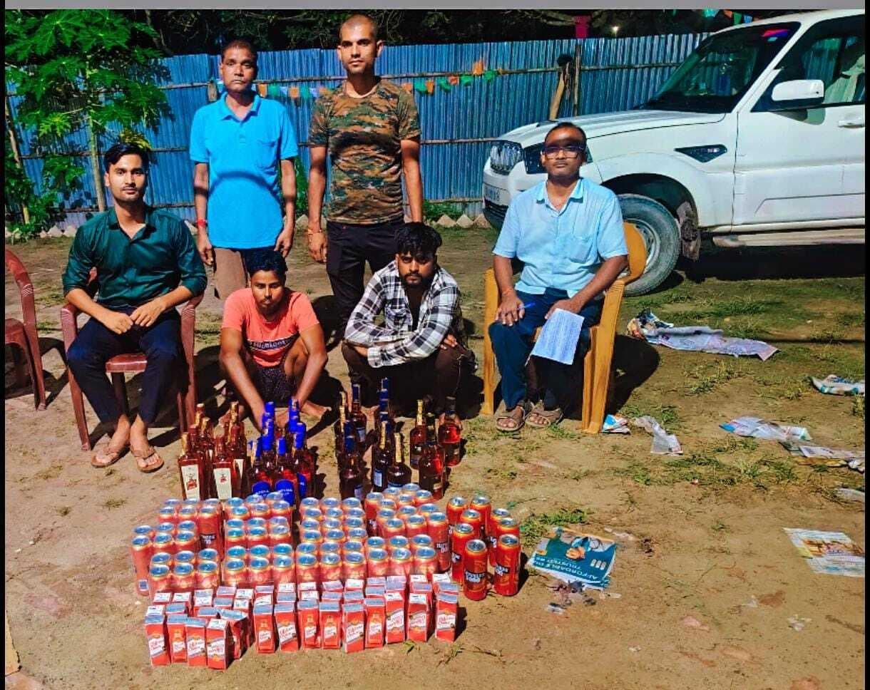 ऑटो के तहखाने से 74.560 लीटर विदेशी शराब बरामद, तस्कर गिरफ्तार