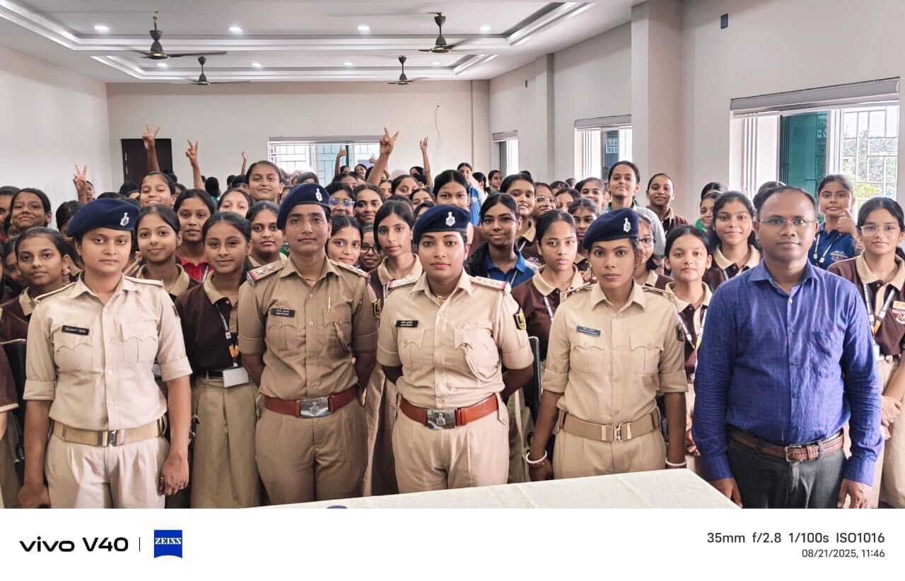 टेऊमल वर्ल्ड स्कूल की छात्राओं के साथ महिला पुलिस पदाधिकारी ने किया जनसंवाद