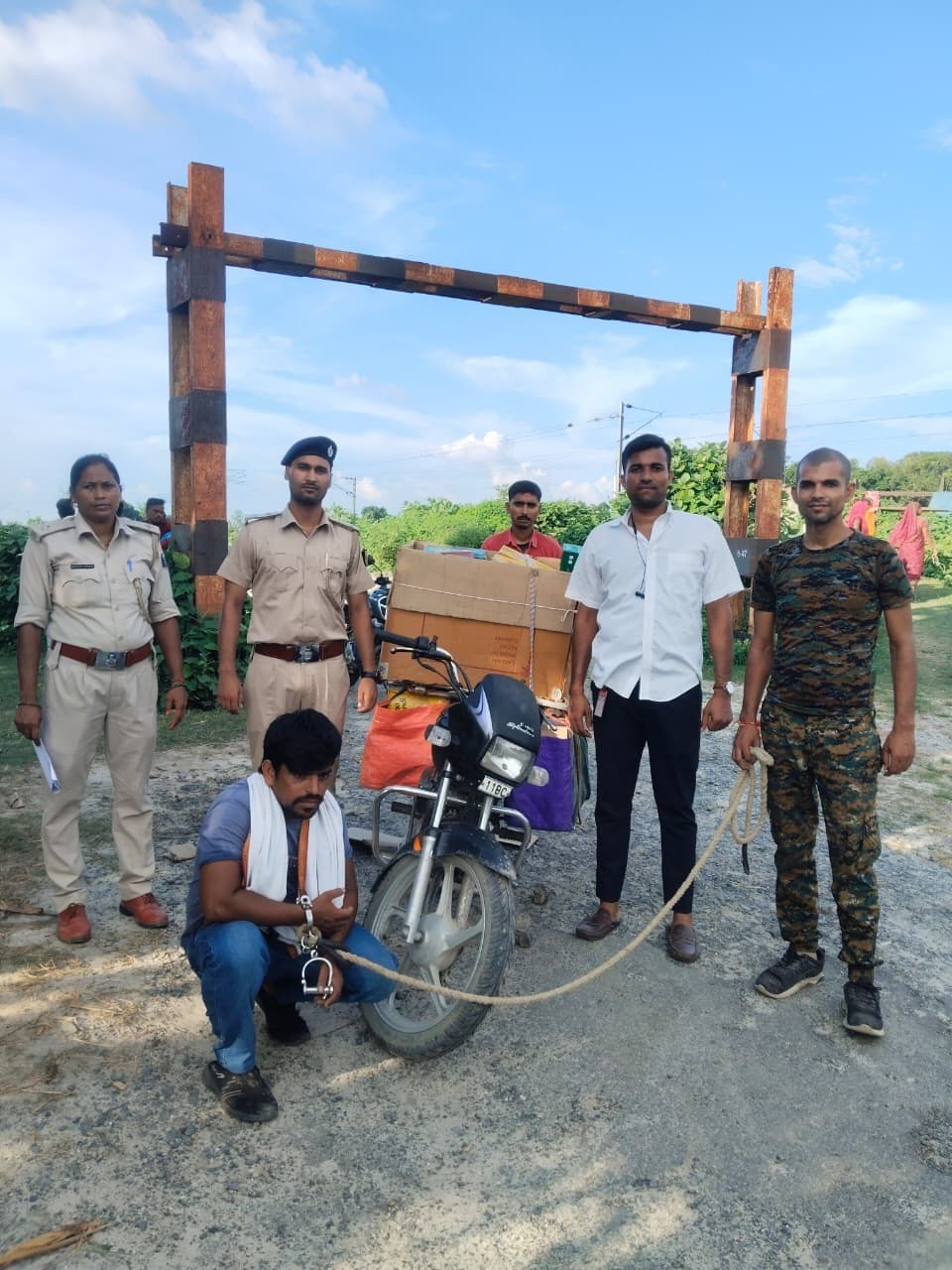 60 लीटर बियर के साथ तस्कर गिरफ्तार, बाइक जब्त