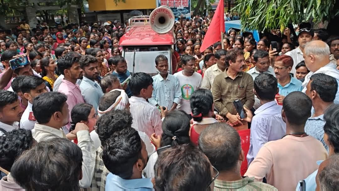 कांग्रेस, माले विधायक आदिवासियों साथ किया प्रदर्शन