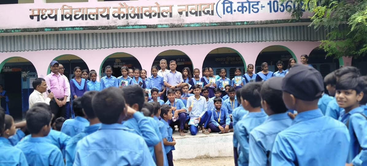 फुटबॉल प्रतियोगिता में सफल खिलाड़ियों को किया गया सम्मानित