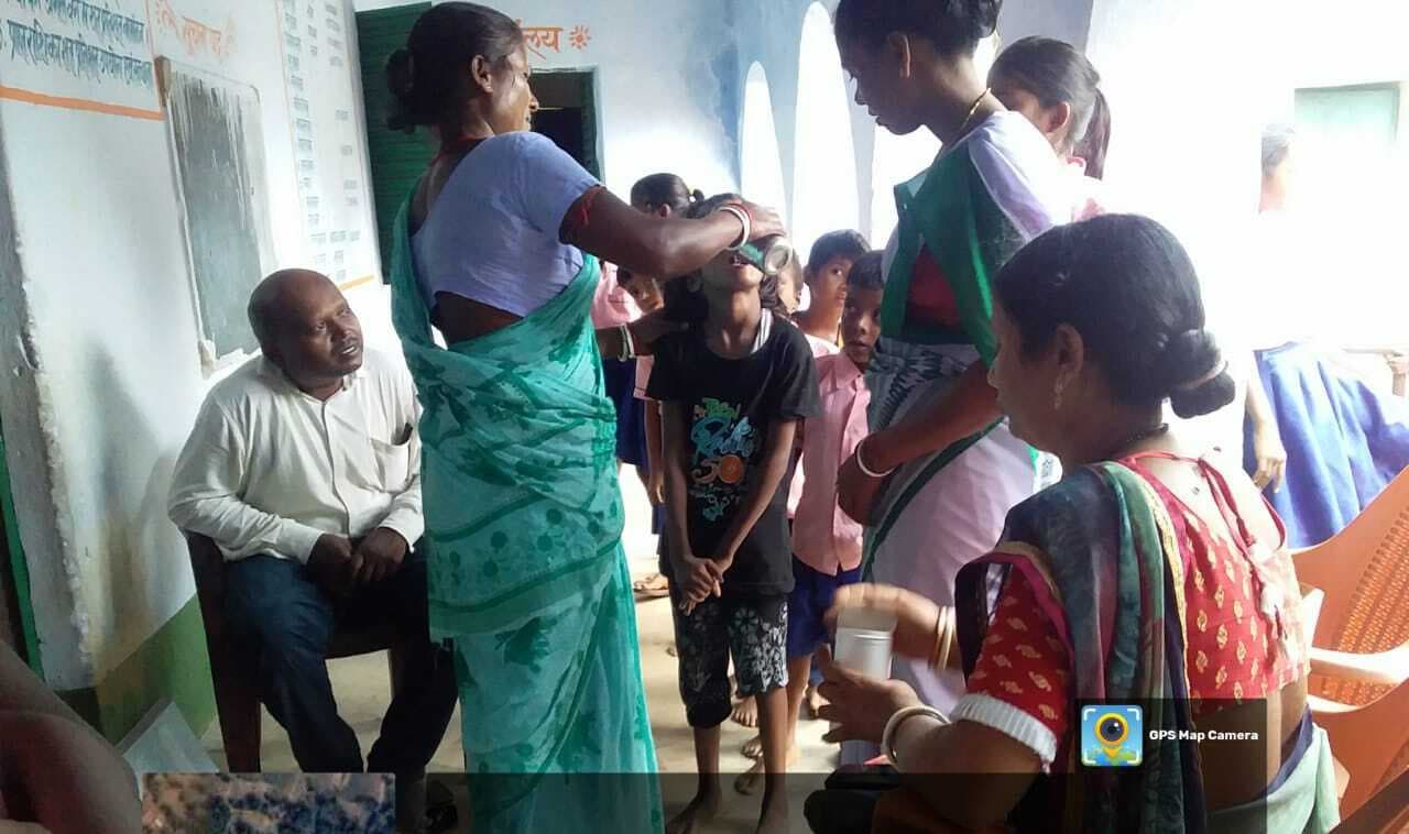 नाला में बच्चों को खिलायी गयी फाइलेरिया रोधी दवा