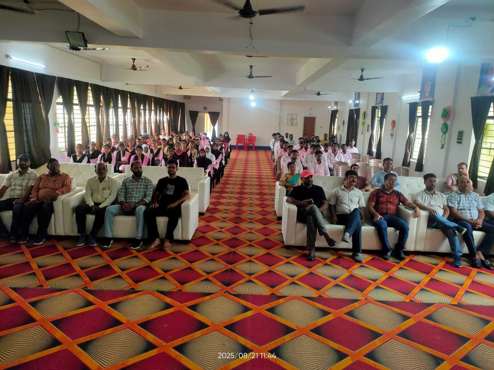 अनुशासन में रहकर नियमित रूप से वर्ग संचालन में भाग लें प्रशिक्षु