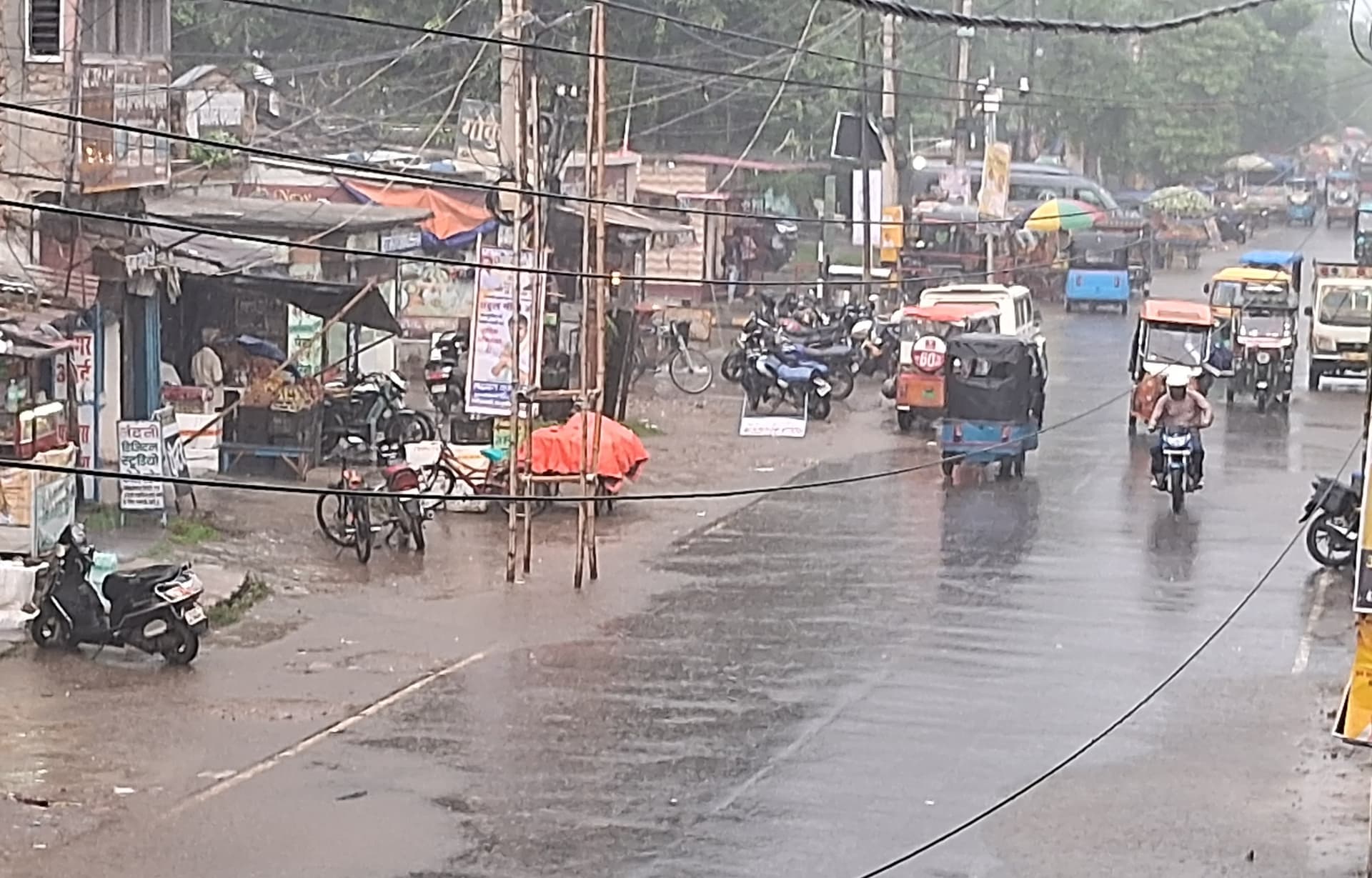 झमाझम हुई बारिश, उमस भरी गर्मी से मिली राहत