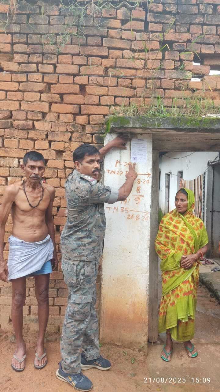 फरार अभियुक्त के घर पुलिस ने चिपकाया इश्तेहार