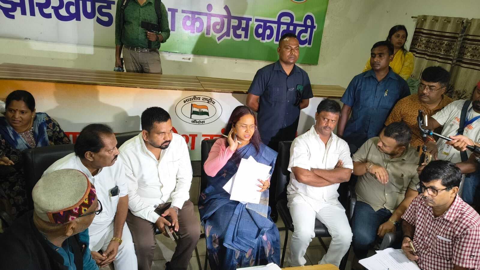 Political news: यूरिया की कालाबाजारी करते पकड़े गये, तो लाइसेंस होगा रद्द : कृषि मंत्री