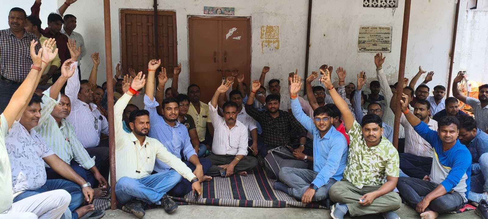 10 सूत्री मांगों को लेकर लिपिकीय संवर्ग संघ ने दिया धरना