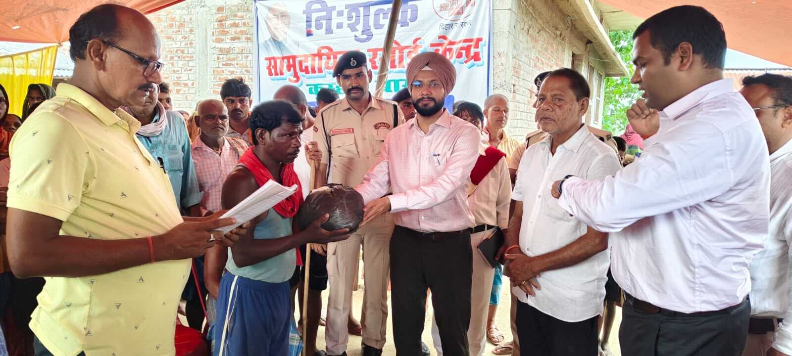 डीएम ने बाढ़ प्रभावित क्षेत्रों का किया दौरा, राशन का किया वितरण