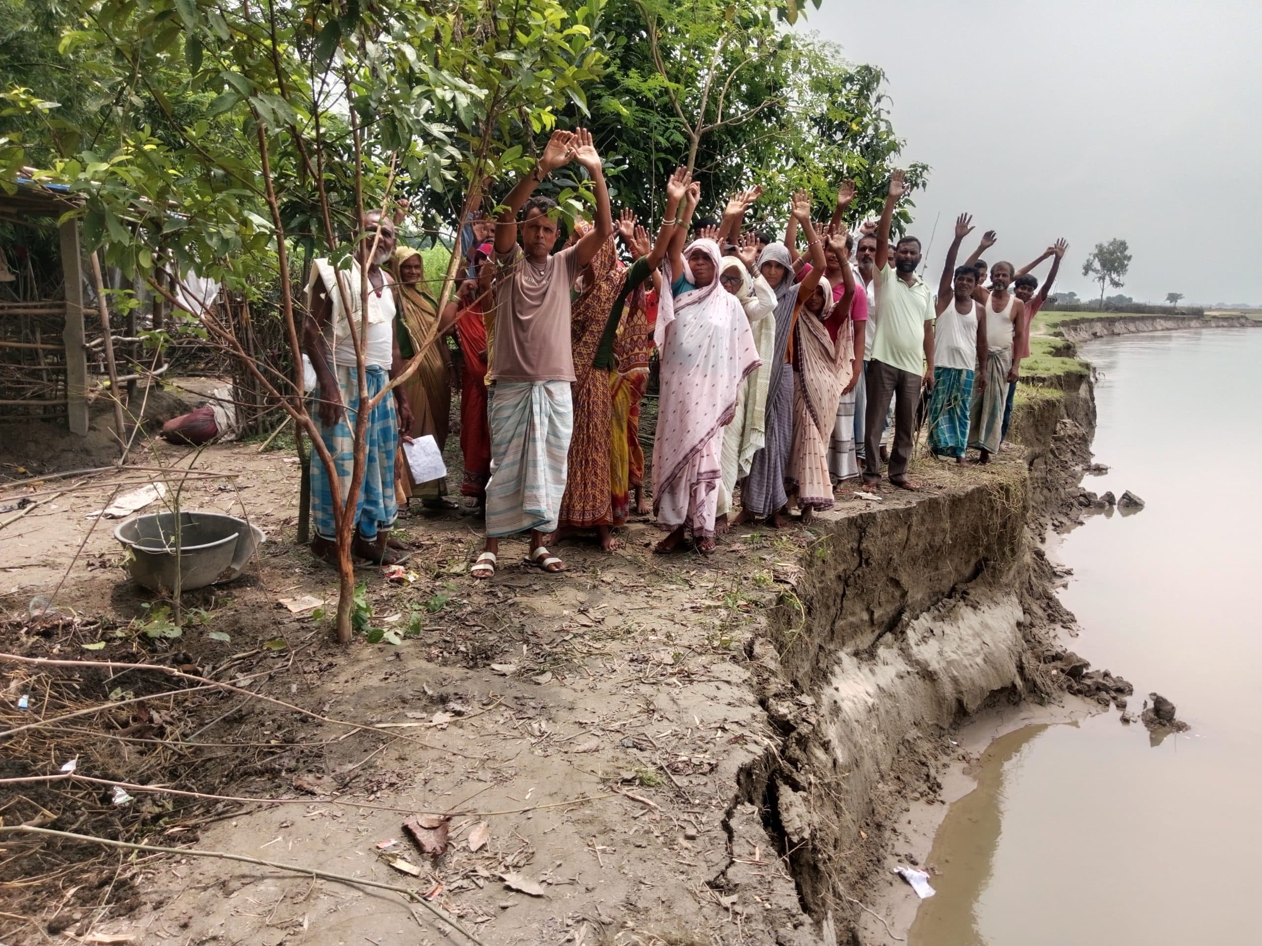 कटाव में दो घर विलीन, दो दर्जन घरों पर संकट