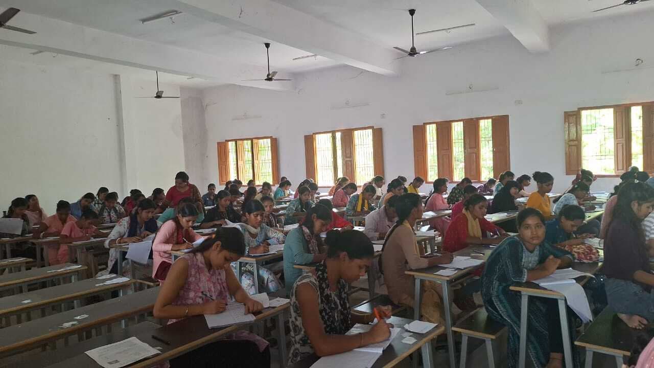 स्नातक सेमेस्टर-दो परीक्षा के पहले दिन कदाचार के आरोप में एक परीक्षार्थी निष्कासित