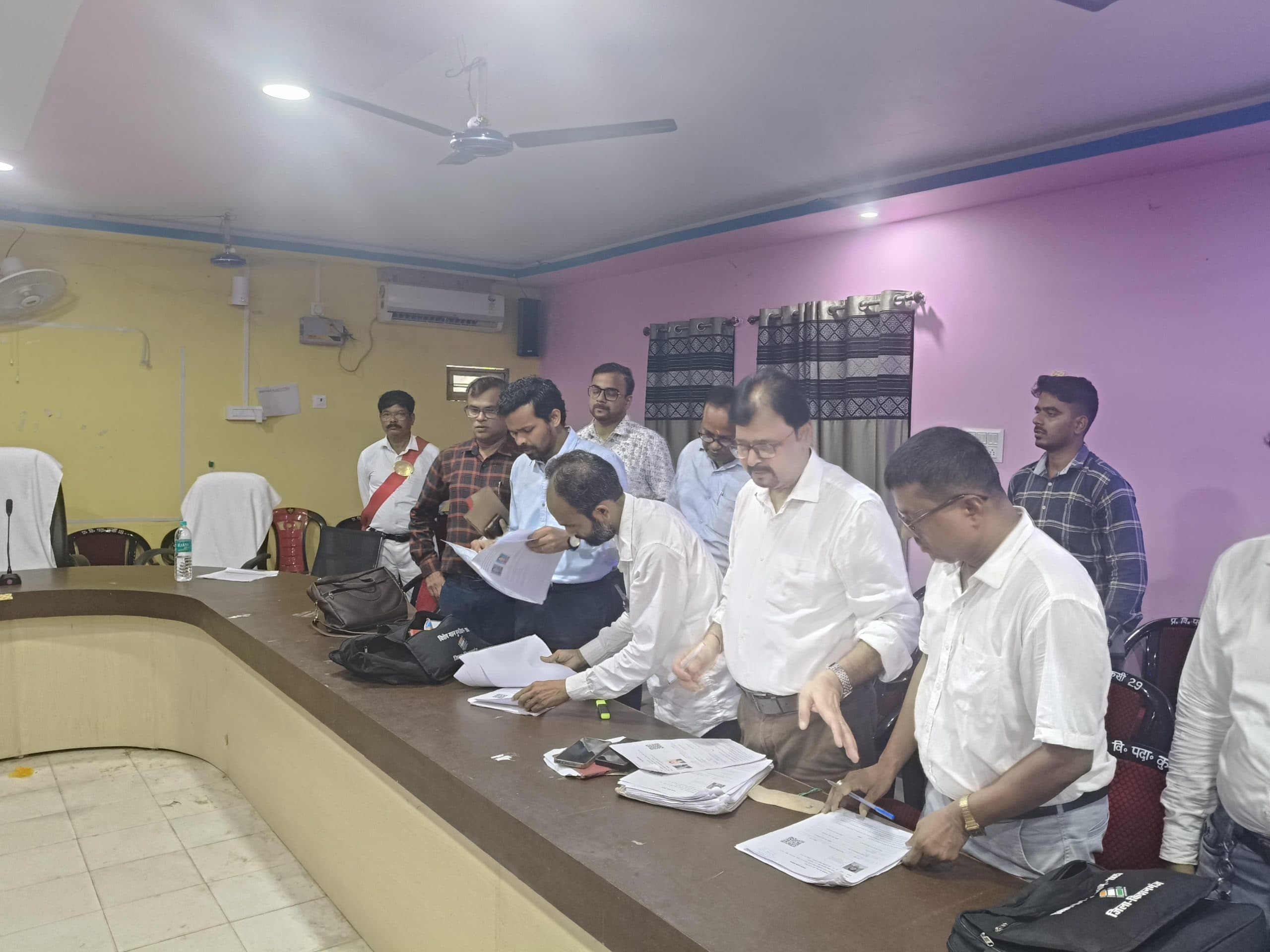 डीएम ने मतदाता सूची पुननिरीक्षण कार्य का लिया जायजा