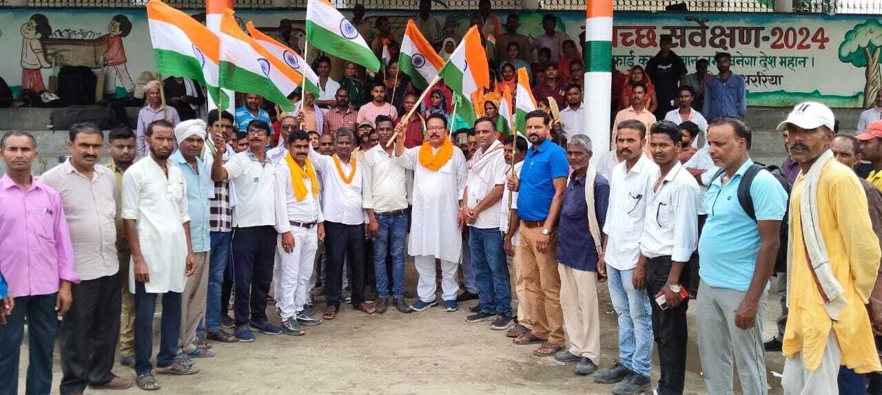 मांगों को ले ग्राम रक्षा दल ने तिरंगा निकाली यात्रा