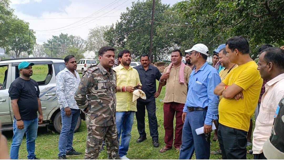 Dhanbad News : बीच बस्ती से होकर आउटसोर्सिंग की सड़क बनाने का विरोध, रोका काम