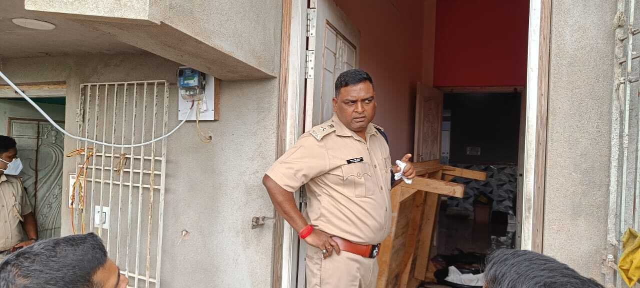 वृद्ध दंपती की हत्या की जांच में जुटी चार थानाें की पुलिस